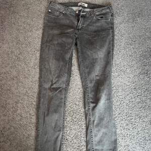 Lågmidjade acne jeans som jag köpte second hand tror dom är avklippta i benen, sitter lagom på mig som är 166cm. Det står w28 men upplevs som mindre och passar mig som har 36🩷 (köparen står för frakt!)