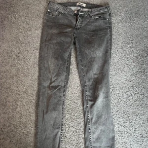 low waist acne jeans - Lågmidjade acne jeans som jag köpte second hand tror dom är avklippta i benen, sitter lagom på mig som är 166cm. Det står w28 men upplevs som mindre och passar mig som har 36🩷 (köparen står för frakt!)