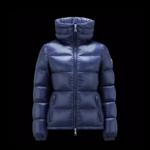 Moncler jacka douro  - Säljer min helt nya oanvända moncler jacka. Douro short down jacket.  Kommer med tags, kvitto. Allt sitter kvar. Jackan är endast provad.  Nypris 15.435 kronor.   