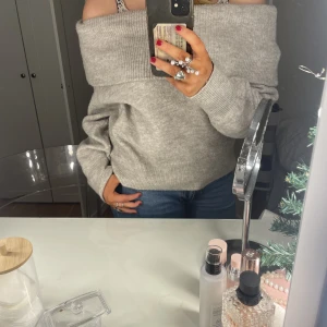 Off shoulder tröja - Jättefin beige off shoulder tröja från hm i storlek M! Använd ett fåtal gånger🤍🤍