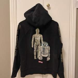 Cool hoodie från Levis med tryck på armarna och ryggen ⭐️ Sparsamt använd 