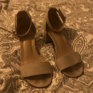 Klackar  - Säljer nu mina låga fina klackar då dom ej kommer till användning, skriv gärna privat vid frågor ❣️