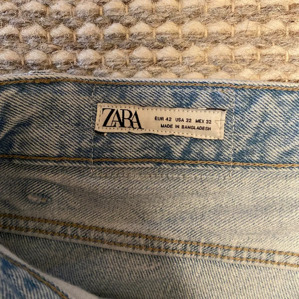 Säljer nu mina ljusblåa jeans från Zara! Str 42! köpta för ca en månad sen! Glöm inte att höra av er vid frågor och funderingar! . Jeans & Byxor.