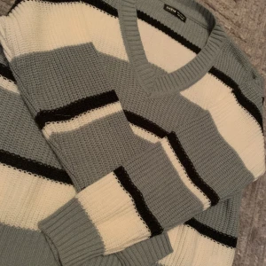 Stickad tröja - Helt ny stickad tröja, aldrig använd.