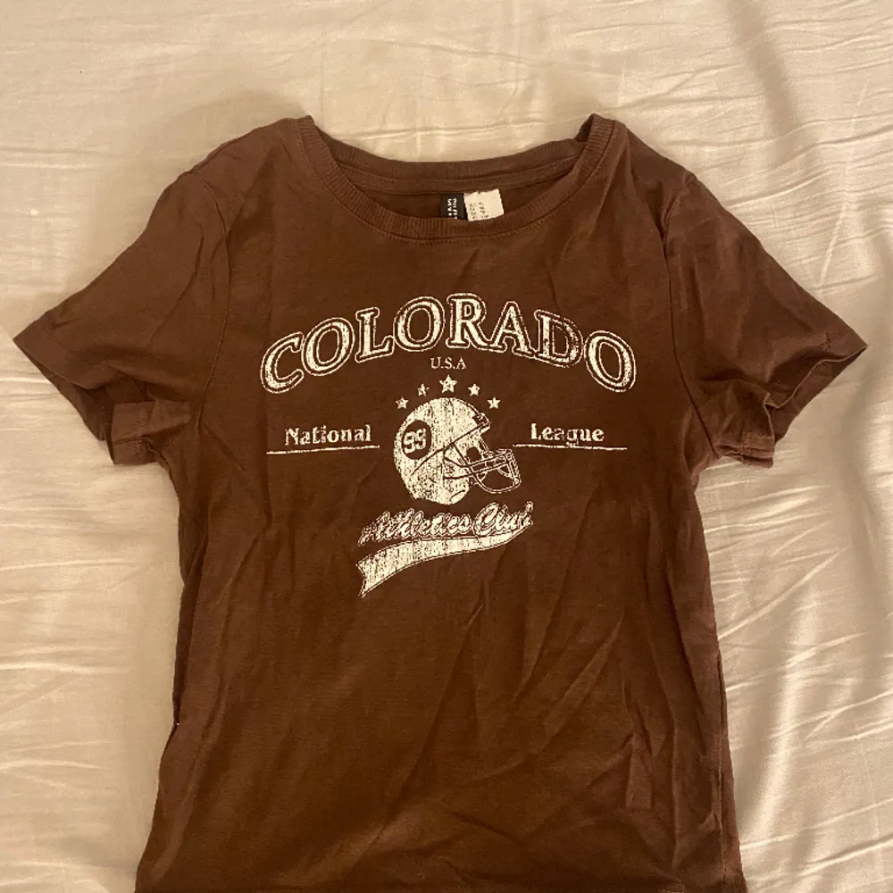 Säljer denna bruna tajta t-shirt från H&M då den inte används längre. Den är i bra skick och har inga defekter. OBS! Tvättar alltid plaggen innan jag skickar iväg dom.. T-shirts.