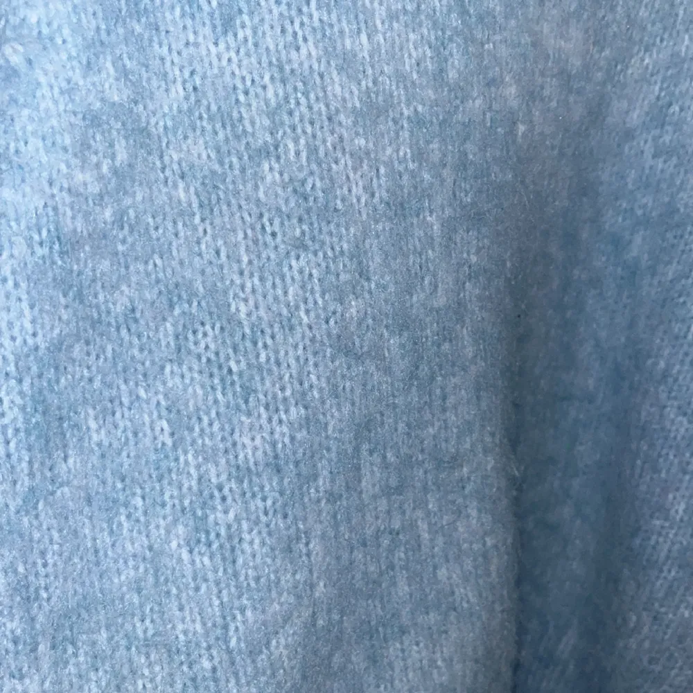 Säljer en superfin ljusblå stickad tröja från pull&bear! Den är i storlek XS och är super mjuk och skön i  materialet. Kontakta för fler bilder!. Tröjor & Koftor.