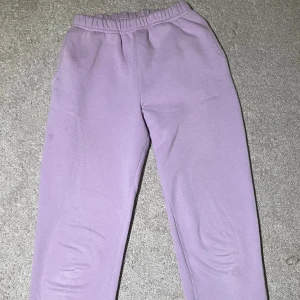Lila mjukis  - Otroligt sköna mjukisbyxor. Sitter super snyggt på kroppen också. En väldigt ljus lila färg, nästan lite rosa aktigt. Skön i midjan och har resår vid anklarna vilket gör att d inte åker upp enkelt 10/10 enligt mig. Storlek XXS men sitter som XS/S