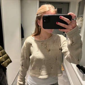 Stickad tröja - Säljer denna as coola stickade tröjan. Säljer då jag inte får användning för den. Storlek M, men passar mindre.❣️