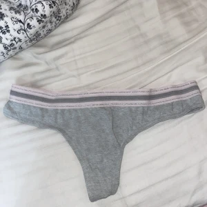 Oanvända stringtrosor  - Helt nya och oanvända trosor i storlek S men passar även XS. Har glitter som man ser på bilderna. Säljer då det inte är min storlek. Äger själv likadana men i större storlek. Köparen står för frakten ❤️