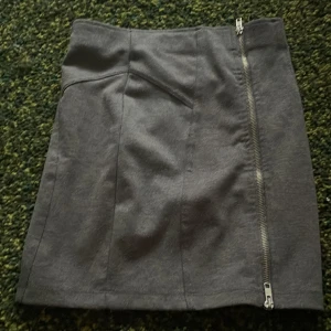 Grå kjol - Inga defekter, mycket bra skick och stabil färg. Väldigt elegant och är passande för allt. Den går ihop med alla tröjor!! Det står att storleken är xs men den funkar lika bra på mig som är S :)