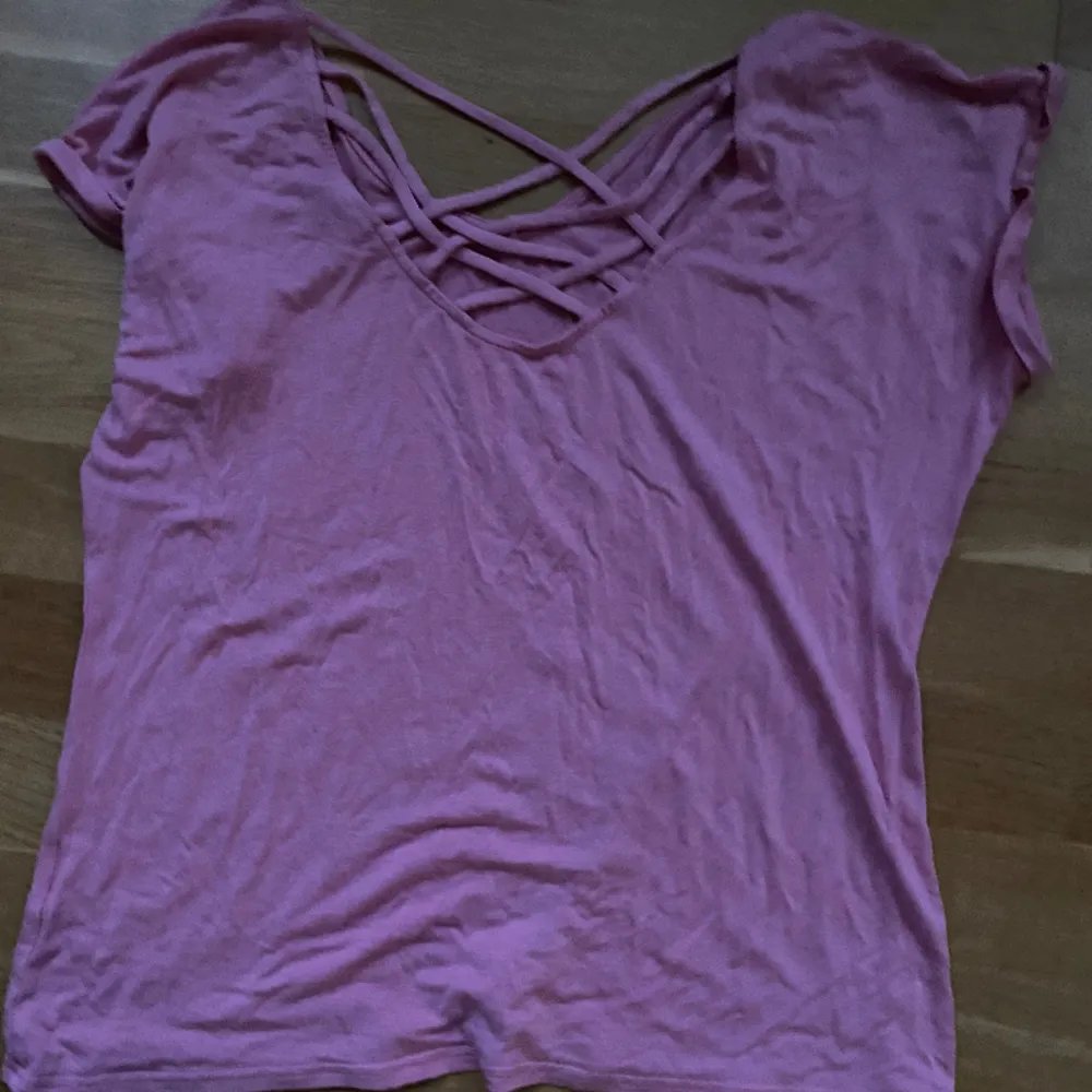 Lättsam rosa tröja med nästan öppen rygg bra o ha vid träning men funkar även om man vill gå för något färgglatt . T-shirts.