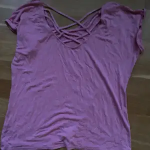 Lättsam rosa tröja med nästan öppen rygg bra o ha vid träning men funkar även om man vill gå för något färgglatt 