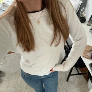 Stickad  - Vit stickad tröja från vila i fint skick (frakt tillkommer)❣️❣️