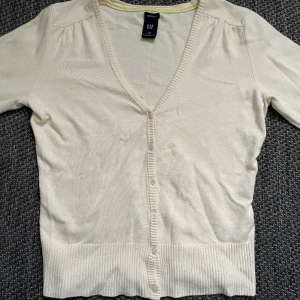 GAP kofta  - gul liten gap kofta, fick av en kompis för några år sen ock sen inte andvändt, så den är i andvänd skick men inga fläckar eller hål. 