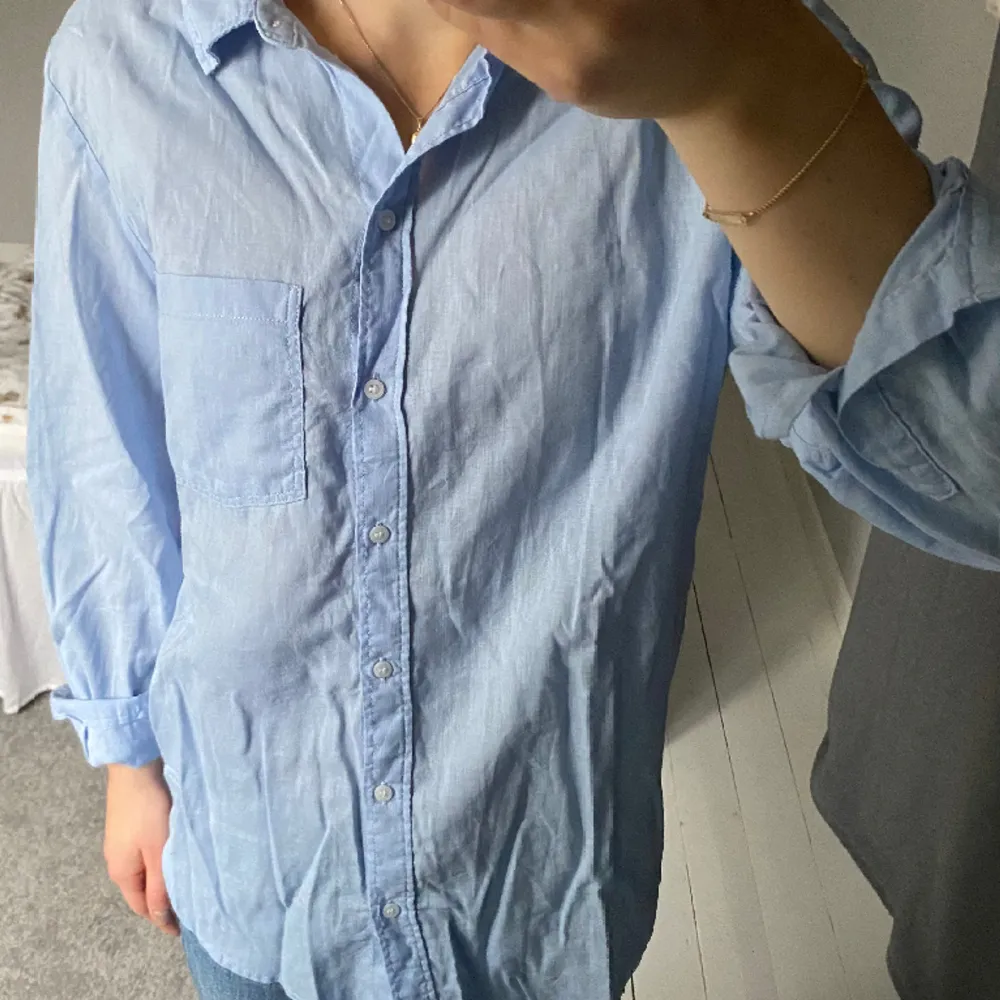 Säljer denna blå skjortan från HM som jag endast har använt en gång💗. Skjortor.
