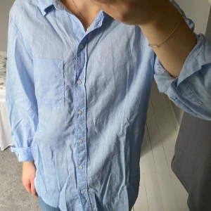 Skjorta HM - Säljer denna blå skjortan från HM som jag endast har använt en gång💗
