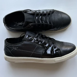 Yves saint Laurent skor - Säljer ett par ovanliga Ysl skor i storlek 39. (Sitter som 40). Cond 10/10 helt nya i box. Tillkommer OG box, dustbag och extra snören