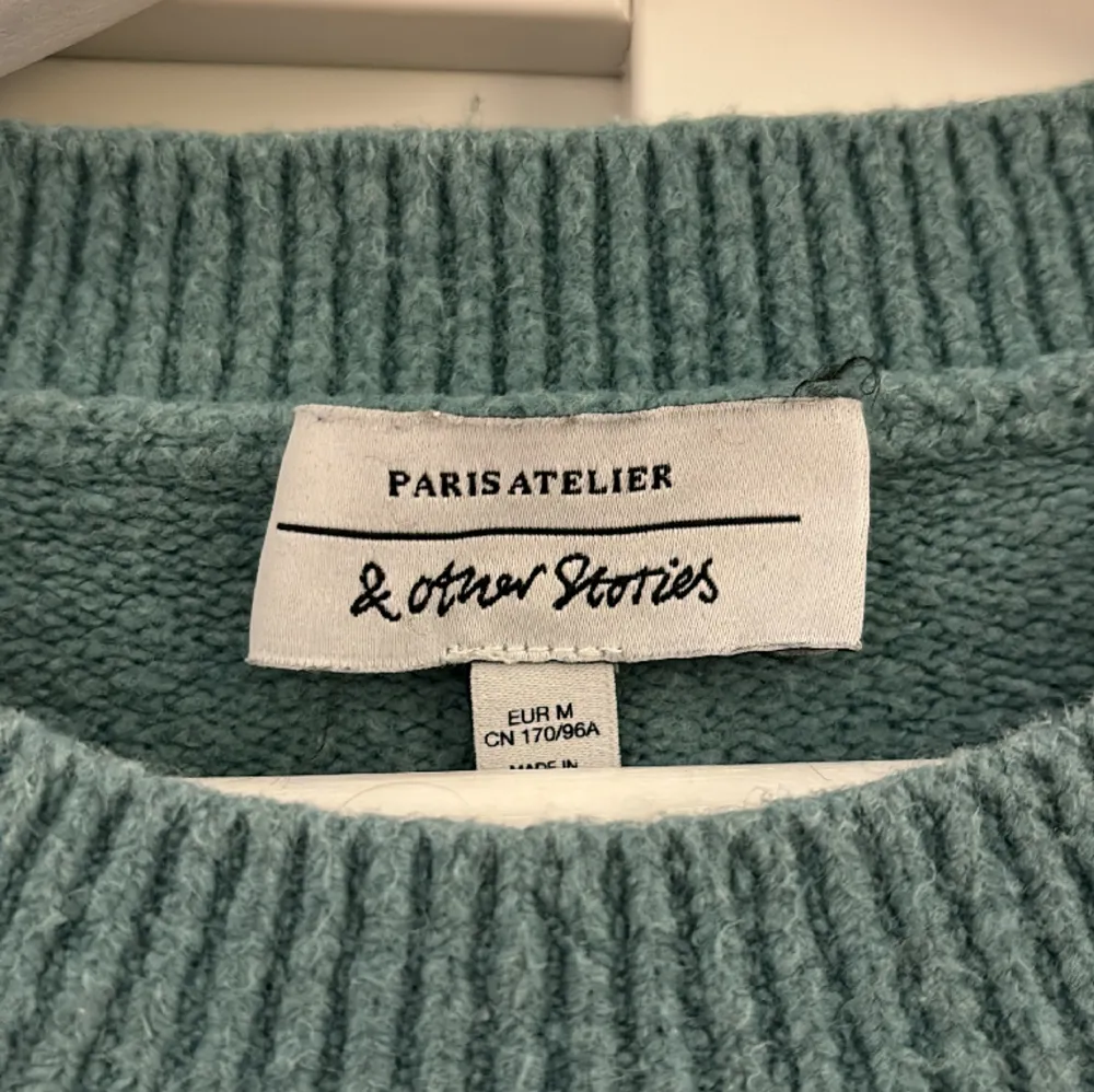 Säljer den här fina populära stickade tröjan från & other stories! Köparen står för frakten! Hör gärna av er för fler bilder eller andra eventuella funderingar! 😌. Stickat.