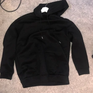 Svart hoodie - Svart hoodie me tryck på baksidan. Kontakta mig om du är intresserad 