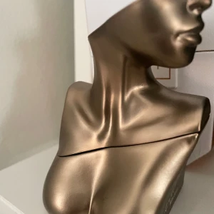 Parfym Billie Eilish - Helt oanvänd! Oöppnad.  30 ml. Säljer då jag fick en annan i present nyligen.  Nypris 510:- Jag säljer för 350:-💗☺️ 