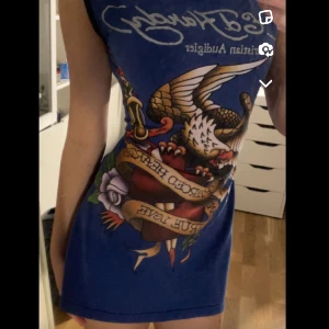 Intressekoll Ed Hardy klänning - ANVÄND INTE KÖP NU⚠️Intessekoll på Ed Hardy klänning 💙 klänningen har knytning där bak så att man kan dra åt den till sitt midjemått. Bara använd en gång och är i jättebra skick! Bud börjar på 200kr, skriv för att lägga ditt bud. 