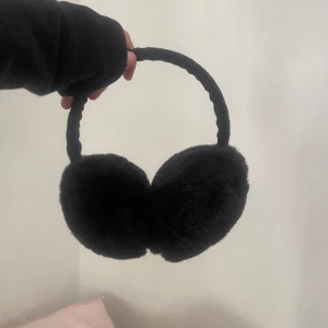Öronmuffar - jätte mysiga & gulliga öronmuffar. perfekta till vintern & hösten. går att justera de till sin huvud storlek. använd 2 ggr, säljs för att de inte kmr t anvöndning. 
