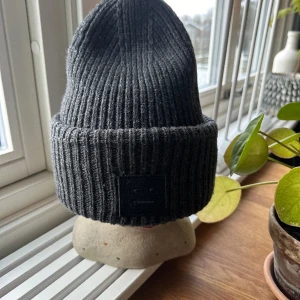acne mössa - grå acnemössa, sparsamt använt 