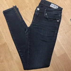 Jeans -  Använda ett fåtal gånger. 