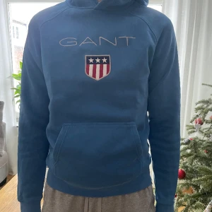 Gant tröja  - Säljer denna superfina blå gant tröja då den är för liten för mig. Nästan helt oanvänd och i super bra skick!!