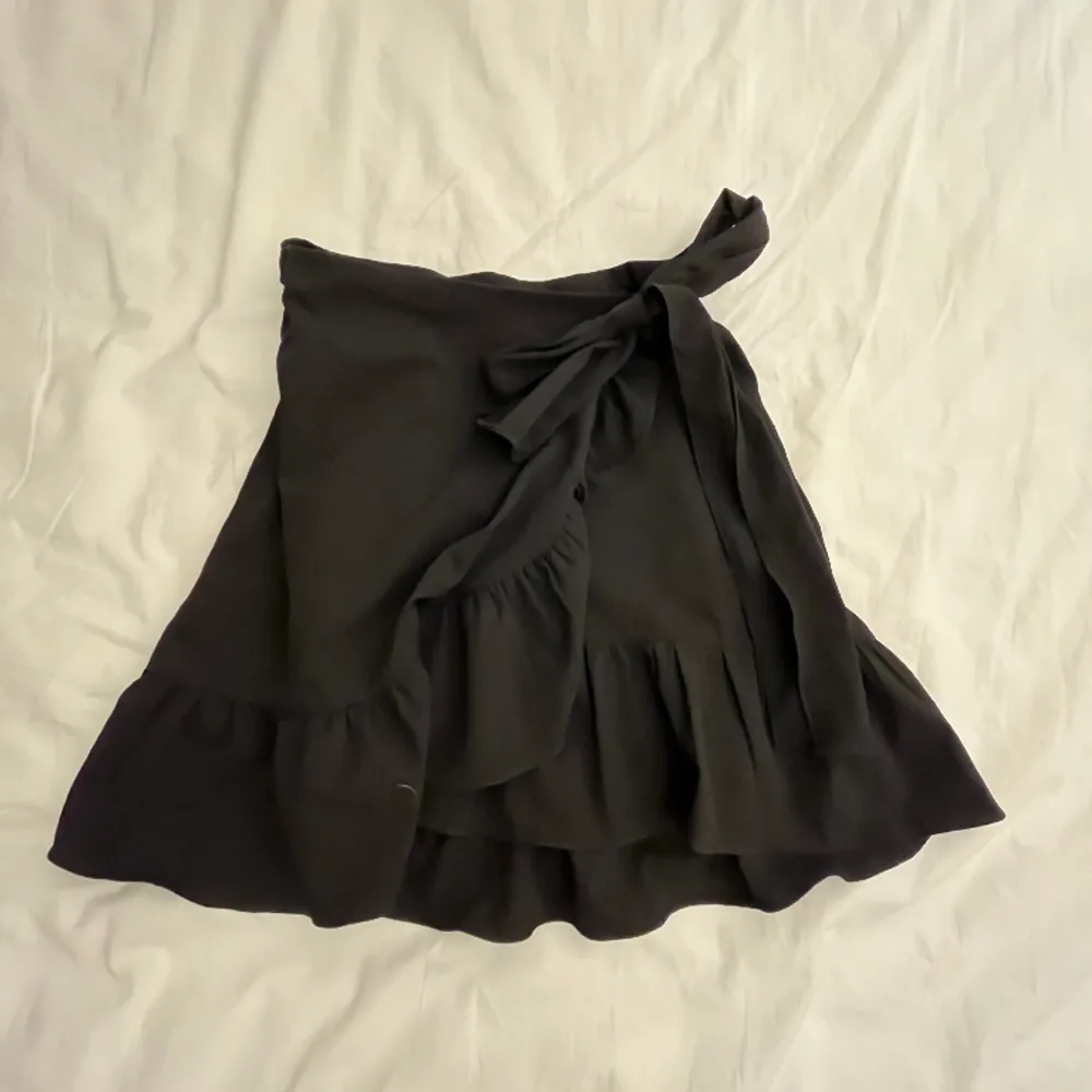 svart kjol ifrån vero moda🤍 10/10 skick. Kjolar.