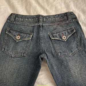 Finns de här i helsvart  - Svarta vintage jeans 