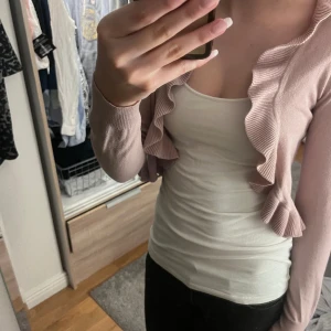 Rosa bolero - Säljer denna super söta boleron med volanger! Bilderna vill inte riktigt visa rätt färg men den är rosa💕stl xs men passar även en S
