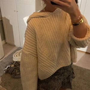 Stickad/virkad hoodie - Så unik och cool stickad hoodie! Nypris 700, super bra material och använd endast 1 gång 💓