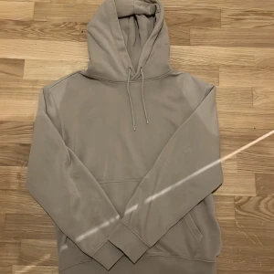 Hoodie - Snygg hoodie i bra skick, knappt använd. 