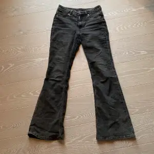 Jättefina flared/bootcut jeans 💗 använda väl men har inga defekter. Skriv för fler bilder