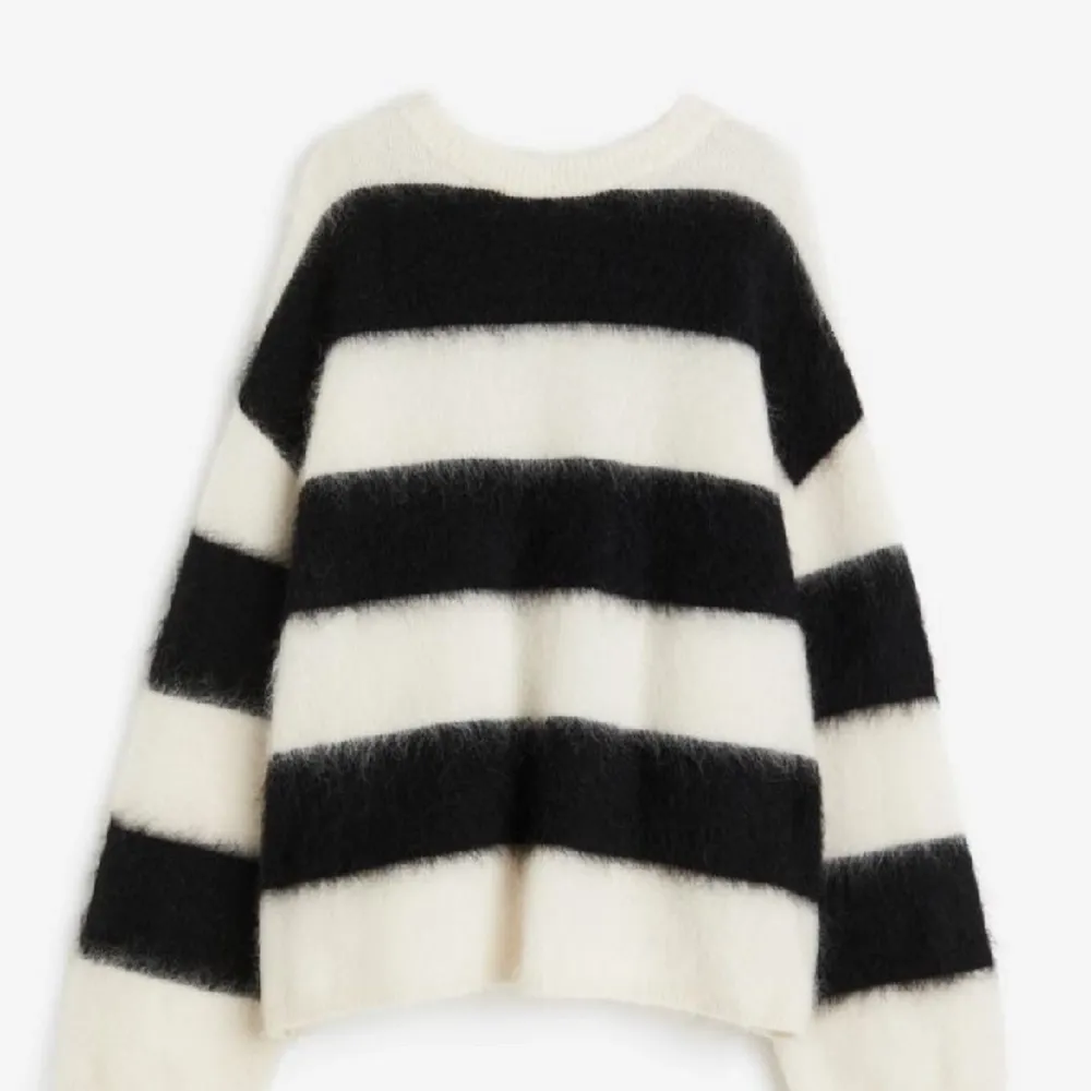 Säljer denhär superfina mohair ull tröja. Den kostar 700kr ny! Tyvärr kommer denn inte riktigt till användning som jag hade önskat! Skriv jättegärna om du har frågor!❤️. Stickat.