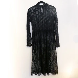 Spetsklänning - Svart klänning helt i spets, med långa ärmar! Köpt second hand, men aldrig använd av mig! Från Forever 21 från början, storlek M (men snarare som S i passform)! 