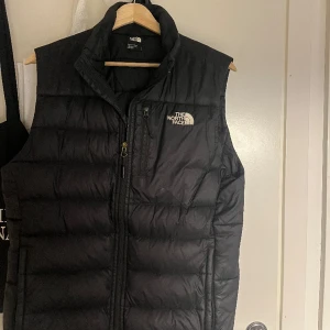 The North Face Väst - Säljer nu den här snygga TNF-västen då den inte kommer till användning. Bra skick och den blir perfekt till våren. Nypris cirka 1800kr. Pris diskuteras vid snabb affär