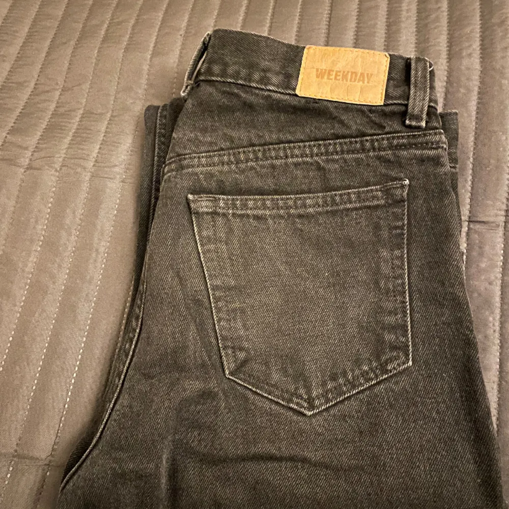Svarta jeans, har använts under ett par månader, som nya.  Strl. 27 waist & 30 length Modell Barrel från WEEKDAY. Nypris: 600kr. Jeans & Byxor.