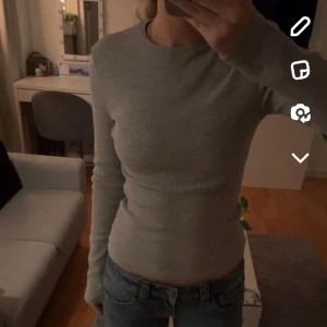 Tajt Grå Topp - Säljer min snygga tajta BikBok tröja i en fin gråmelerad färg. Köpte i Gbg för ett tag sedan men tyvärr inte kommit till så mycket användning.
