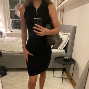 Klänning! - Denna ursnygga klänningen är från 77th Flea och är i storlek S. Jag säljer den nu då jag inte längre får användning för den.