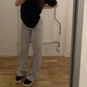 Kostymbyxor  - Blå/gråa kostymbyxor i jättefint skick, är rätt så långa på mig som är 167 så passar även dem som är längre :)