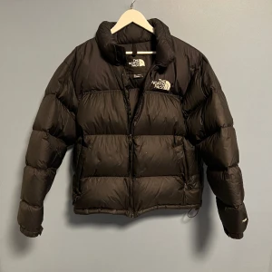 North face jacka  - North face puffer, modell:1996 Retro Nuptse Jacket. Bra skick 8/10, jackan är i storlek L. Priset går att diskutera!