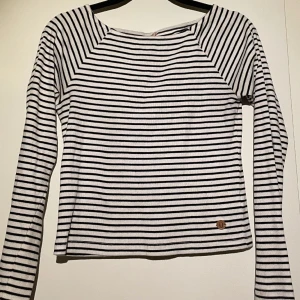 Randig långärmad  - Tunnare långärmad som är lite ribbad och väldigt tunn och skön. Sitter lite ”rakare” upptill vid halsen och axlarna - en snygg detalj. 