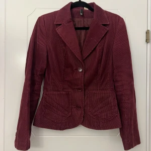 Vinröd kavaj - Vinröd H&M kavaj 