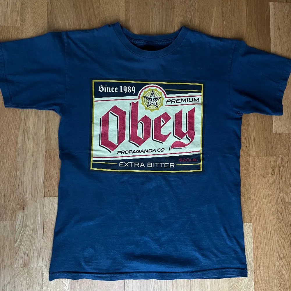 Vintage Obey t-shirt i mycket fint skick! Skulle säga att den är rätt så liten i storleken!. T-shirts.