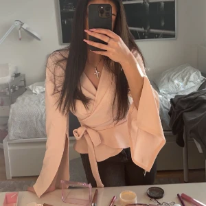 Rosa tröja med knytskärp - Säljer min rosa tröja med knytskärp då den inte kommer till användning. Knappt använd och därav i otroligt fint skick!❤️