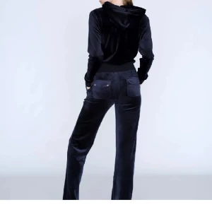 Mörkblå Juicy Byxor - Säljer mina Juicy Byxor i färgen night sky. De är i storlek XS och är i mycket bra skick då jag endast haft de sedan oktober. Tryck gärna på köp nu! 💓