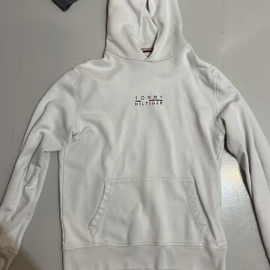 Tommy hilfigher huvtröja - Tja! Säljer en riktigt fin huvtröja från Tommy hilfigher som ja knappt har använt. Den är en storlek l men passar också M mycket bra. Pris ej hugget i sten