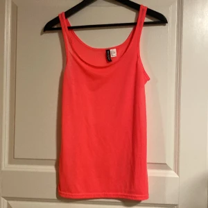 Linne neonrosa - Ett otroligt snyggt neonrosa linne, perfekt till tema fester eller en utekväll!!